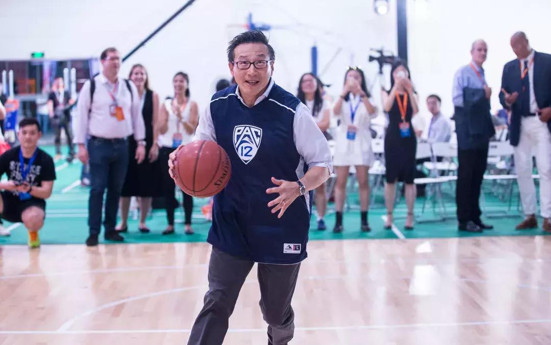 他花了165亿，买下了这支“贫民窟”里的球队