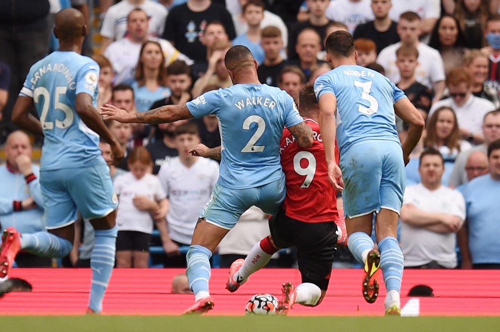 英超也有主场哨？裁判莫斯与沃克的微笑让曼城有一种罪恶感