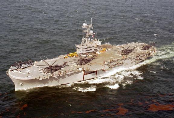 美军两栖攻击舰起火,美国二栖攻击舰和075对比