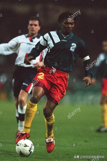 曾经风靡98世界杯的彩色pumaking,如今低调变身成贝莱林小黑鞋