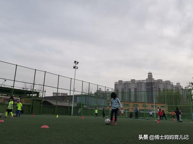 家有喜欢踢足球的女娃,妈妈我要踢足球的视频