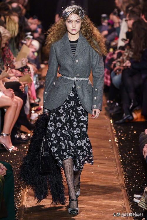 gigi刘雯同台,刘雯走秀惹争议