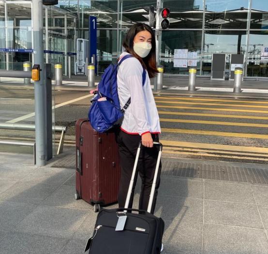 郭晶晶和霍启刚一家穿运动鞋,霍启刚陪郭晶晶玩滑板