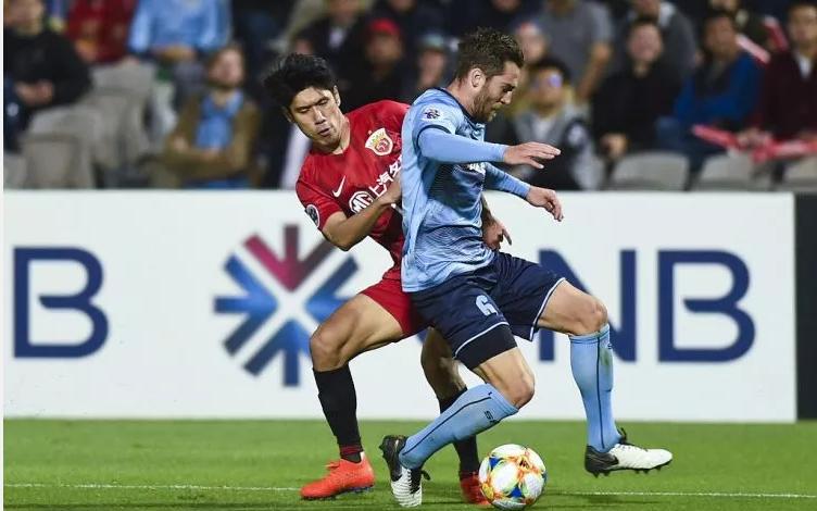 上港鲁能黑哨,上港历年争议判罚长视频