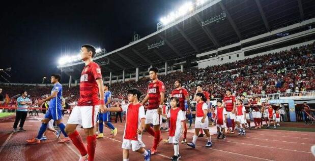 足球进场时为什么牵小孩入场,足球开幕式为什么要带小朋友入场