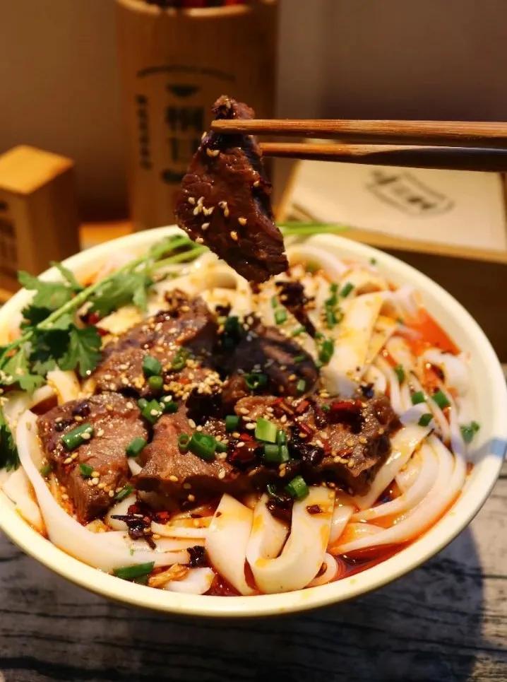 我只吃小面!打卡了这家手工粉后我真香了