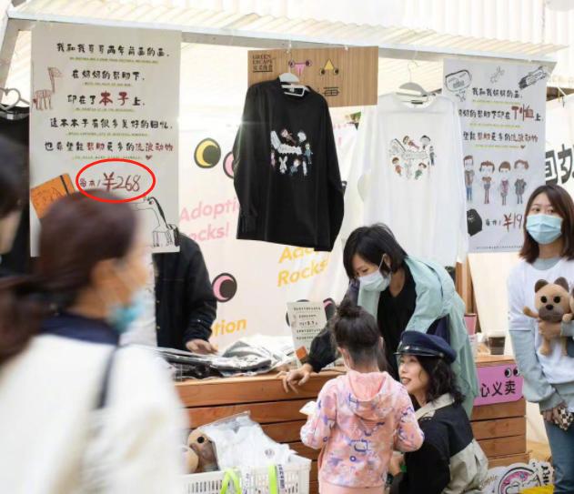 孙俪带孩子摆摊被质疑,不到4小时收入过万,什么本子价值268?