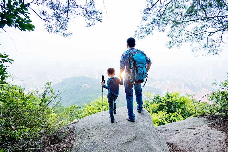 我爸58岁,敷面膜,买假古董,作为女儿我该怎么办?