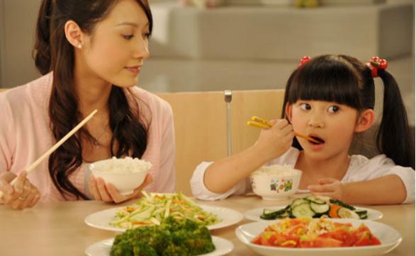 孩子贪玩不吃饭喝奶,孩子贪玩家长不负责怎么办