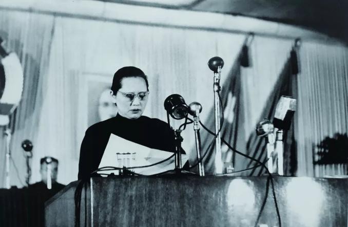 毛主席逝世追悼会上,举国致哀站立吊唁,为何有一人会坐着参加?