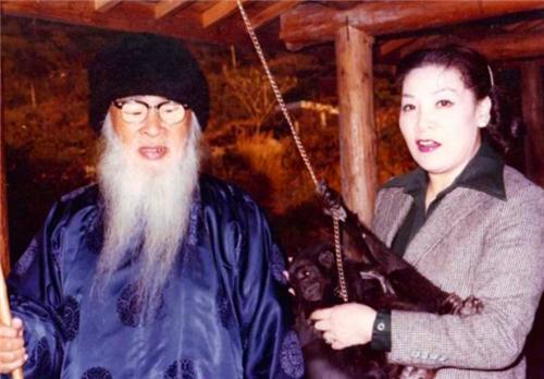 1岁被抛弃，因父亲是张大千生活处处受限，最后留下遗书卧轨自杀