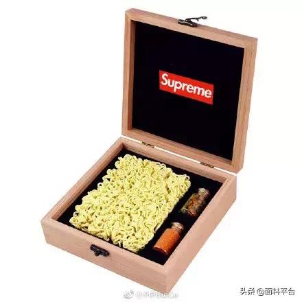 辣眼睛：“露奶衫”火了？一件4000元遭哄抢！太骚了