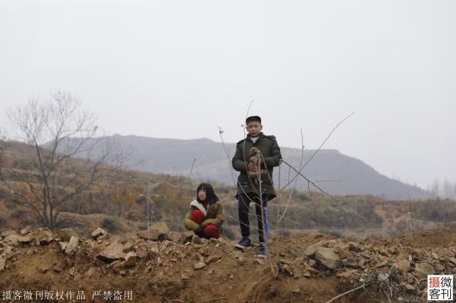 6旬大叔养侄子侄女至今未娶相亲30次遭拒:丢了俩拖油瓶就跟你过