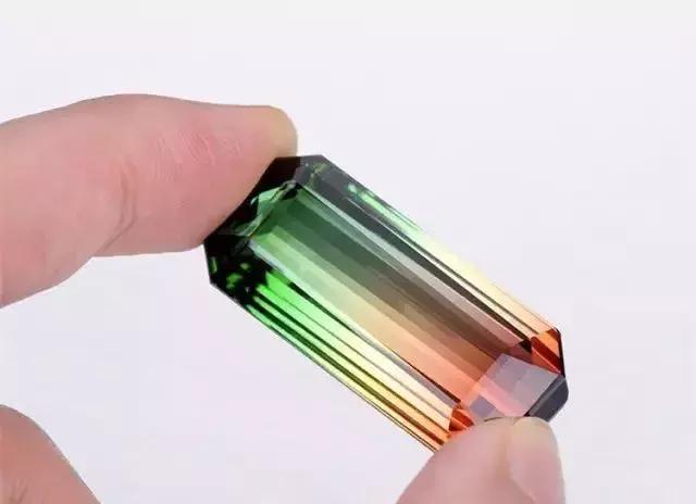 碧玺和水晶有什么区别,碧玺是水晶吗里面有瑕疵是真的吗