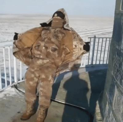 风雪边关边防官兵踏雪巡逻,风雪巡逻边防官兵与界碑相伴