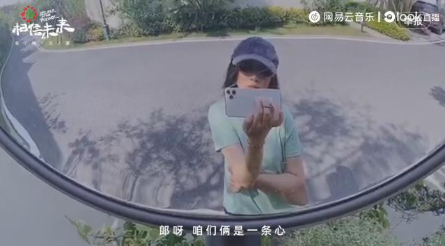 朴树戴狗头帽唱歌，在网易云看相信未来义演的你们，真见证历史了