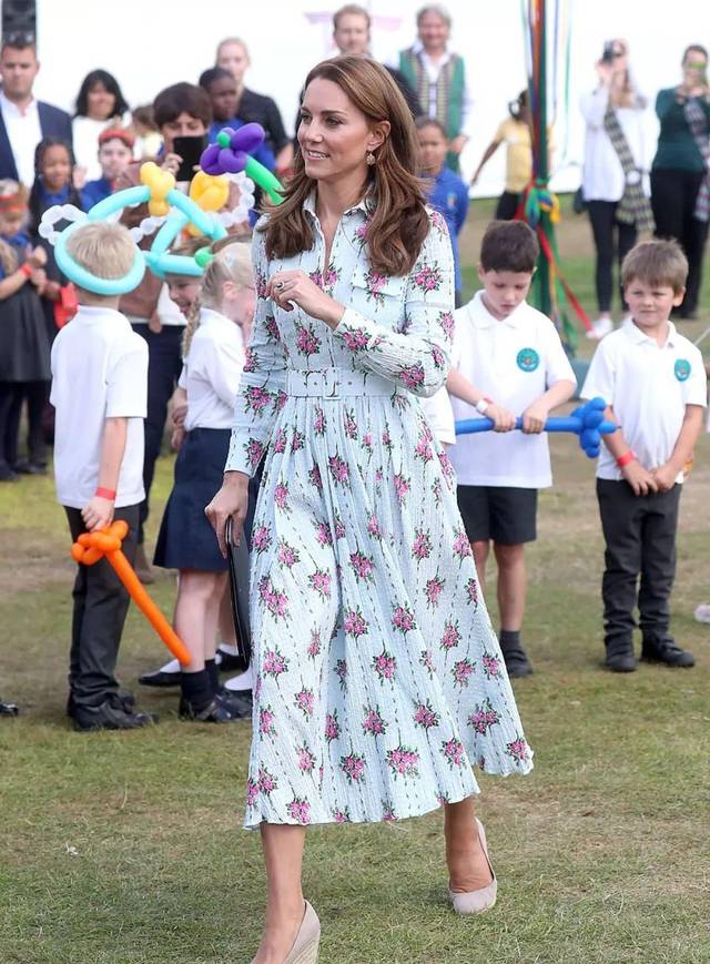 绿色印花裙堪称减龄神器，梅根凯特“抢”着穿，领口太低不避嫌？