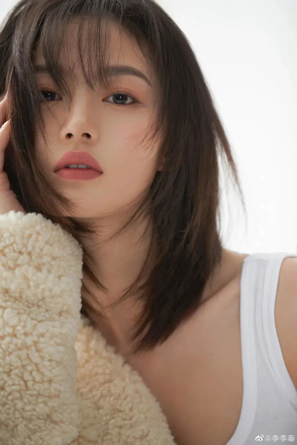 2021网红爆款发型短发戴狗啃刘海,头发2020流行发型显脸小