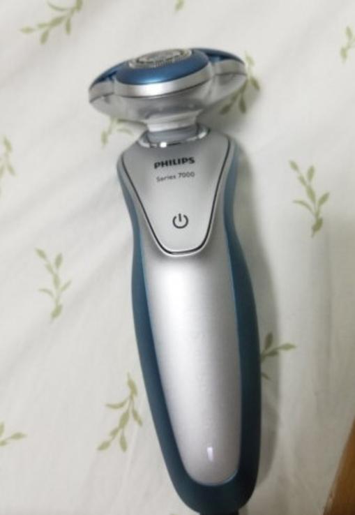 飞利浦3头剃须刀和博朗9系哪个好,飞利浦剃须刀rq1160和博朗哪个好