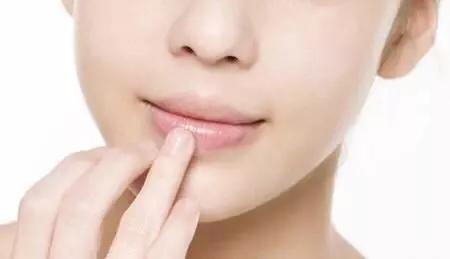 冬天小孩嘴唇干裂怎么办最好,冬天嘴唇干裂吃什么好得快