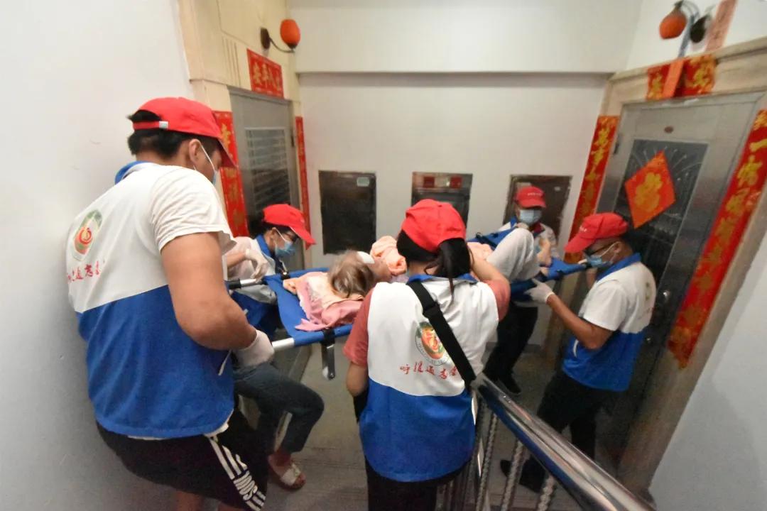 深更半夜铃声喊呼援瘫痪老人发烧得下楼