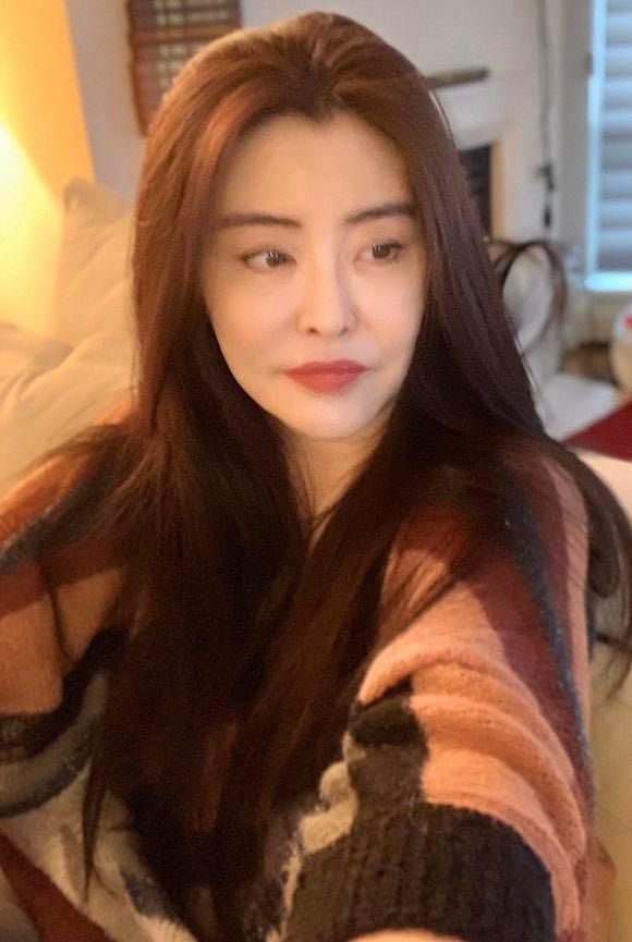 王祖贤55岁生日素颜出镜获赞,王祖贤素颜坐地铁近照曝光