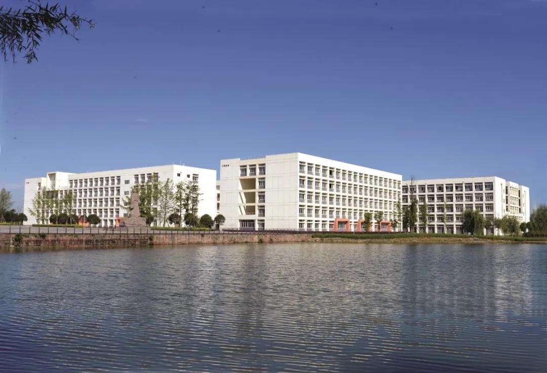 四川一大学被称为高校版“水上威尼斯”，坐落于千古奇迹都江堰
