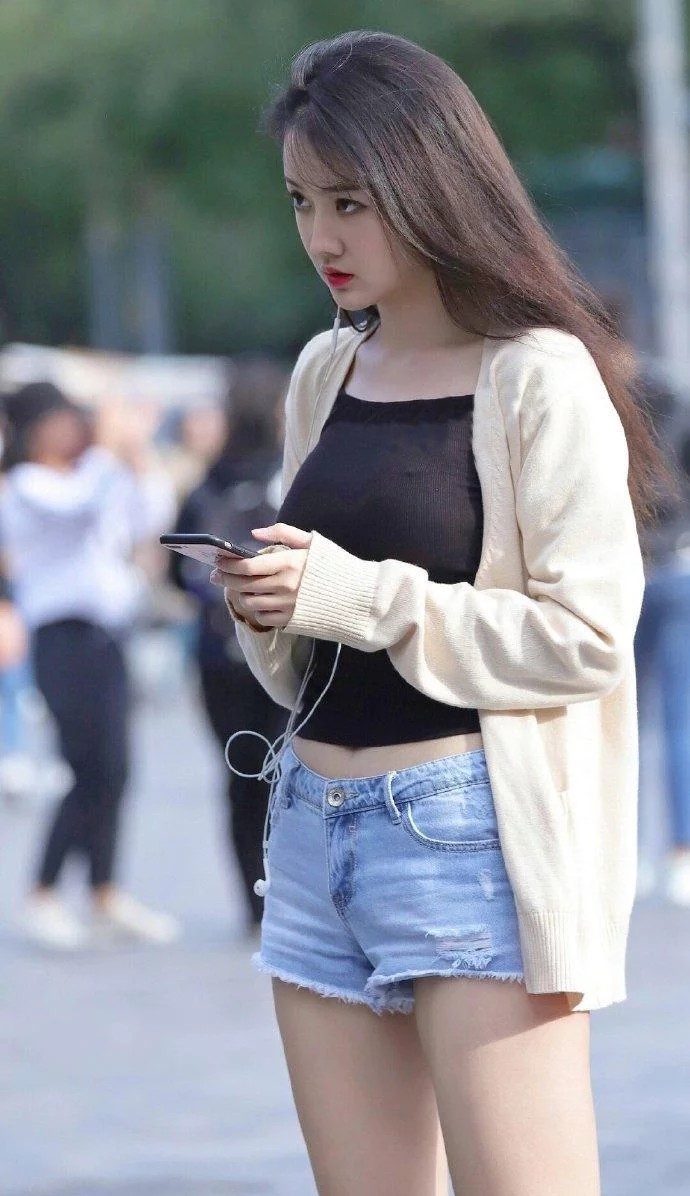 夏天37度，还敢把脚捂得这么“严实”，换我早脱扔了