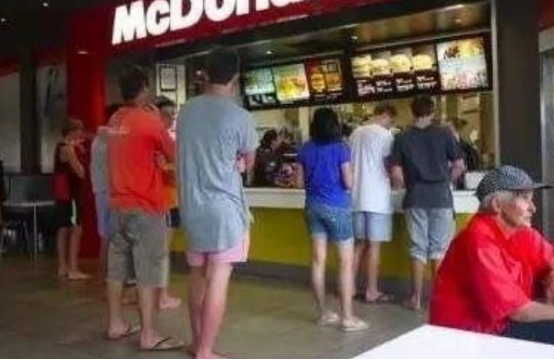 印度游客不解：为何新西兰人都爱光脚，是很穷买不起鞋子吗？