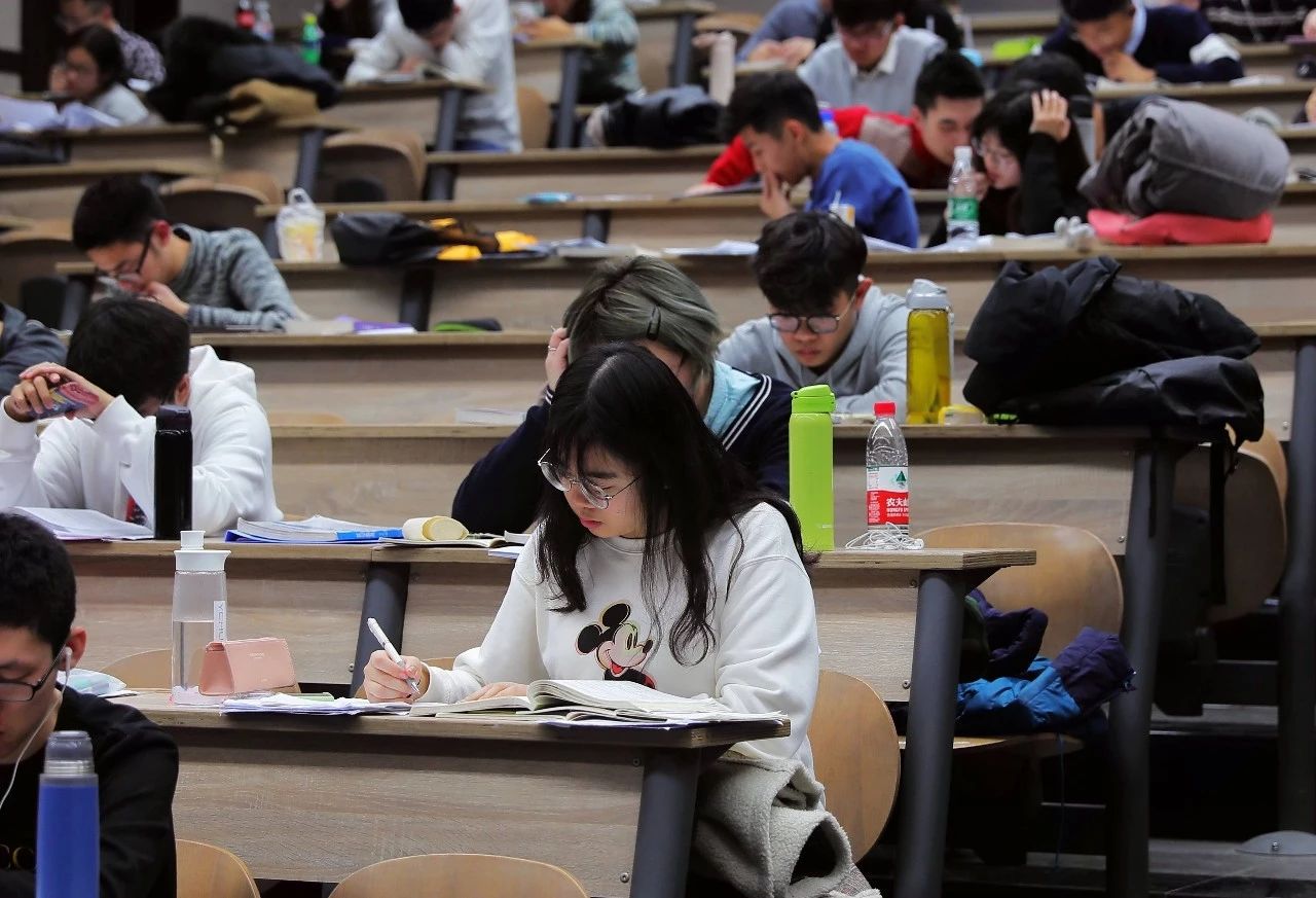 上了大学以为大学就轻松,听说上了大学就会很轻松