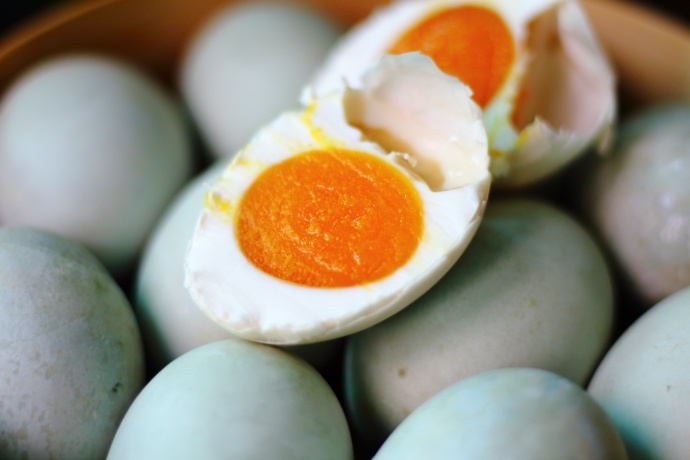 怎么腌鸭蛋又出油又起沙又好吃呢,腌鸭蛋又沙又出油的方法