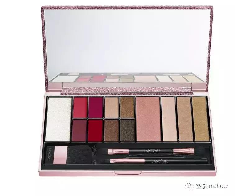 从法律系学生到宇宙时尚博主,Chiara做了些什么?