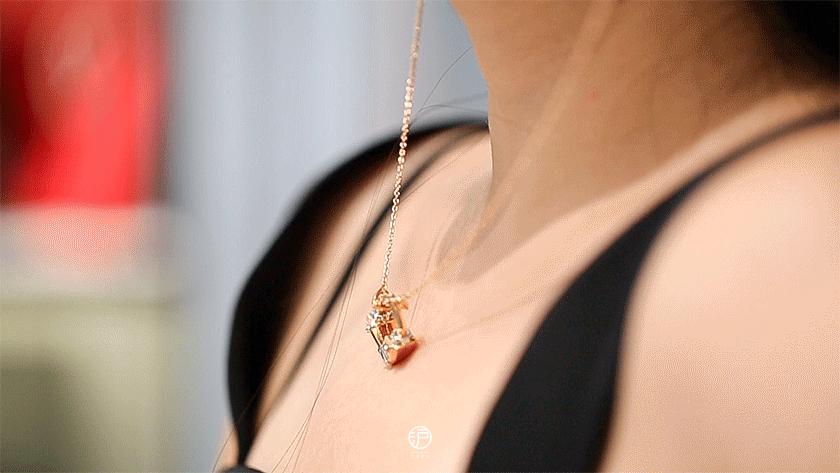 被“佟年”捧在手心的七夕礼物，藏在魔都真爱地标里