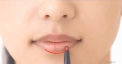 看看自己嘴型适合怎么涂口红,怎么让嘴唇涂完口红后显得很水润