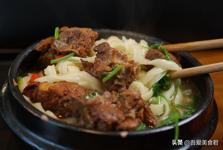 怎么调一碗麻辣又好吃的吃面的料,喜欢吃面条每次都容易吃多