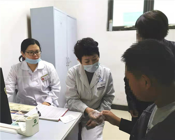 医疗专家下基层义诊,健康扶贫进村义诊