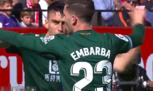 武磊单刀立柱横梁错失进球,武磊失误停球完整版