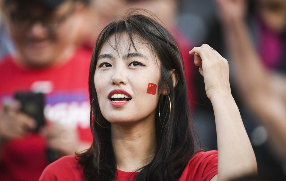 女球迷助威国足图片,女球迷为世界杯国足助威