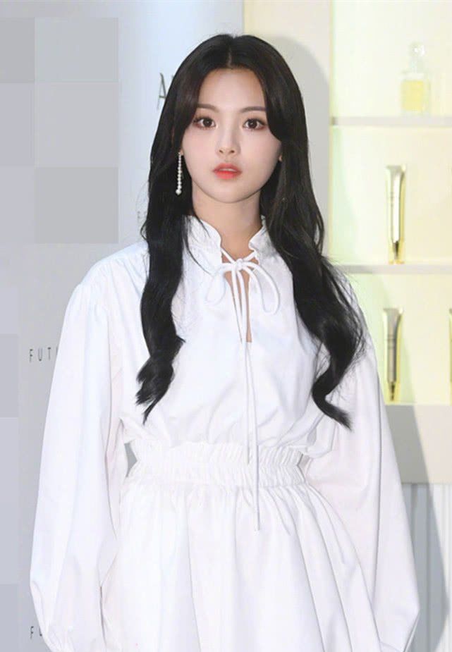 杨超越在韩媒生图下翻车了,娃娃裙穿出“孕妇装”效果,不忍直视