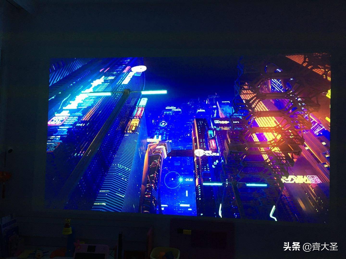 坚果j10投影仪可以看直播,坚果j10智能投影仪家用推荐