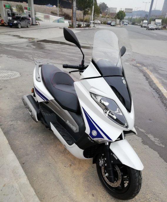 提贝纳利银刃250，售价2万3，刹车疲软，提速如绵羊，后视镜缩水