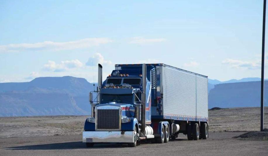 为啥美国重卡的排气向上设计，而国内重卡是朝下的呢？