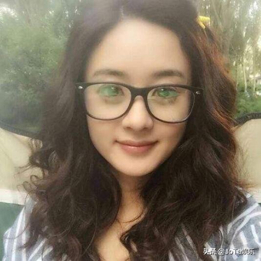 郑爽、刘诗诗、迪丽热巴等女星戴眼镜——这就是明星跟素人的差别