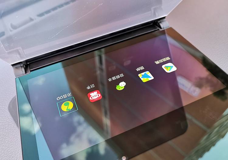 百路达HUD：听歌追剧看小猪佩奇？这才是车载导航的正确打开方式