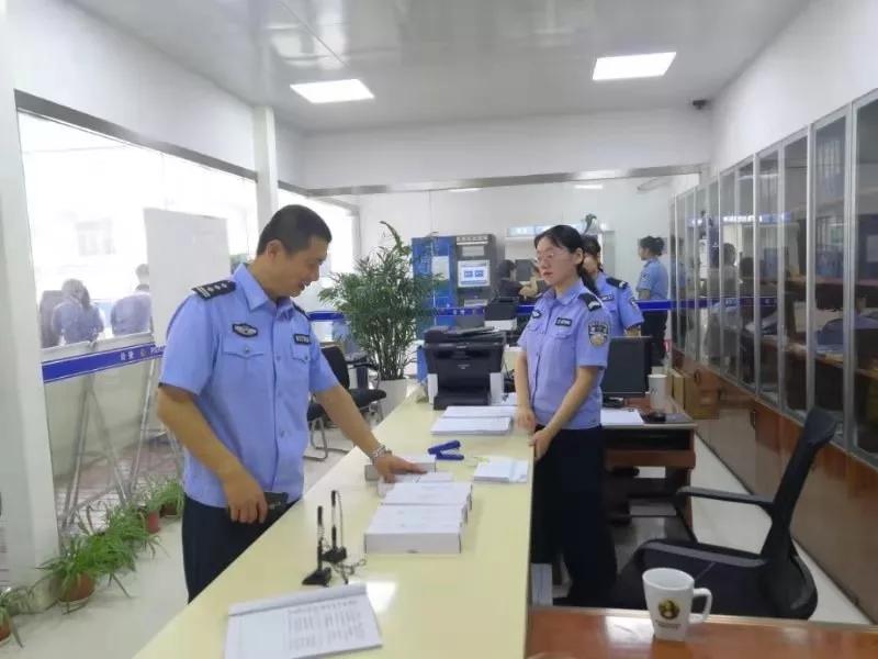 公安机关向人民群众报告工作,向人民报告户政工作