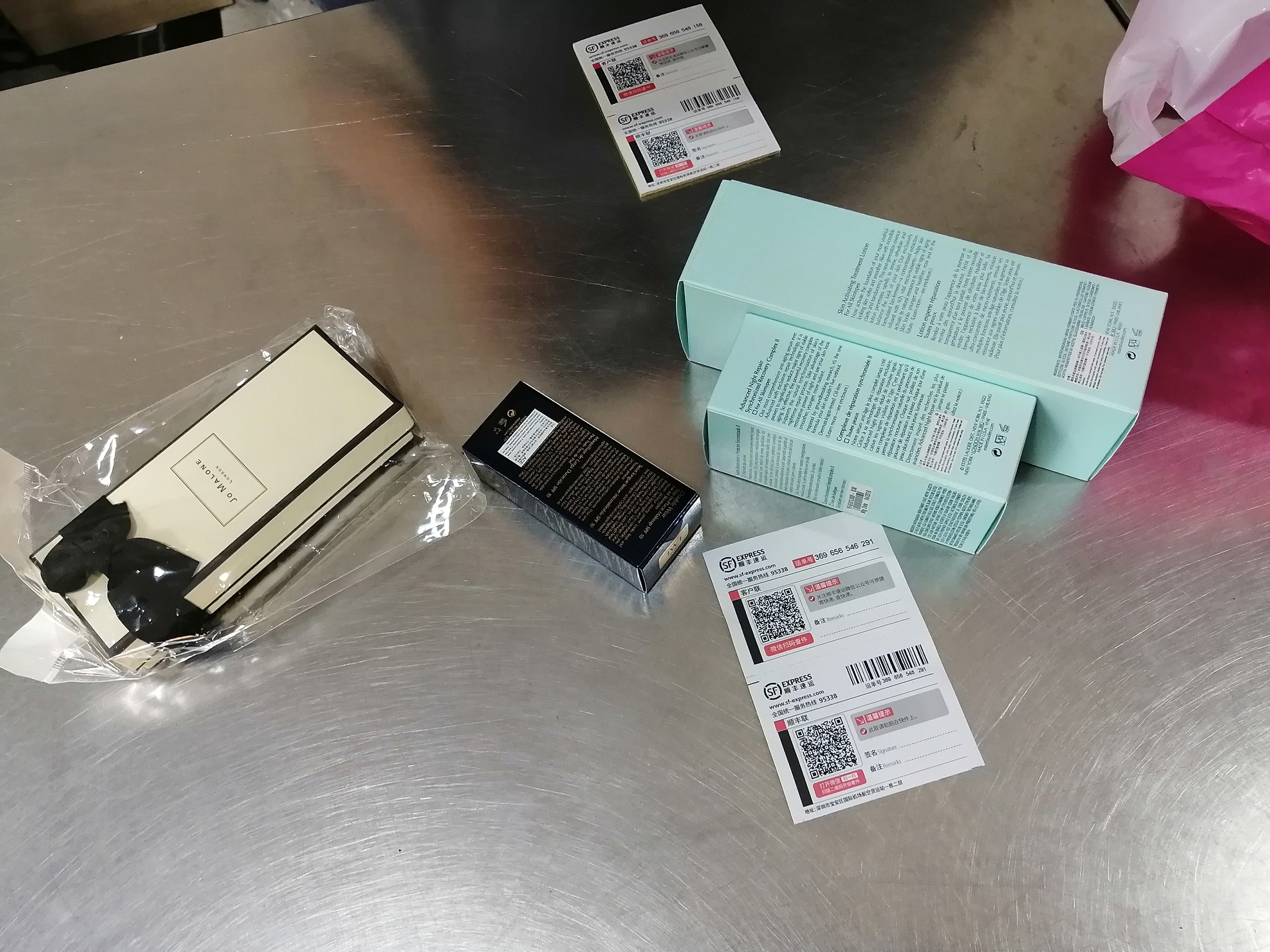 七月初香港游初印象-钓鱼的老人、性感的西方女游客、绘画的小孩