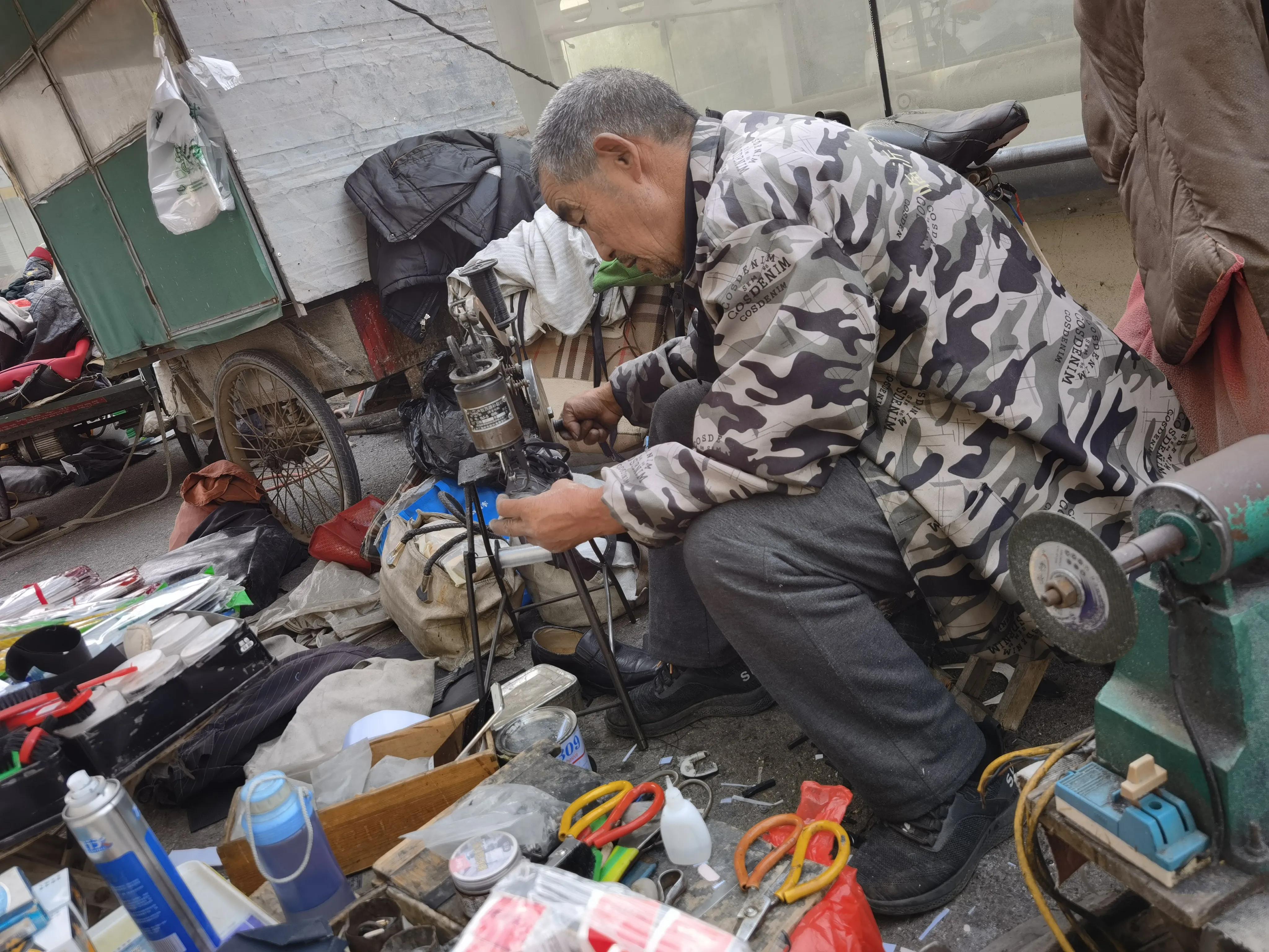 带大家看看修鞋的，这修的还能穿吗？