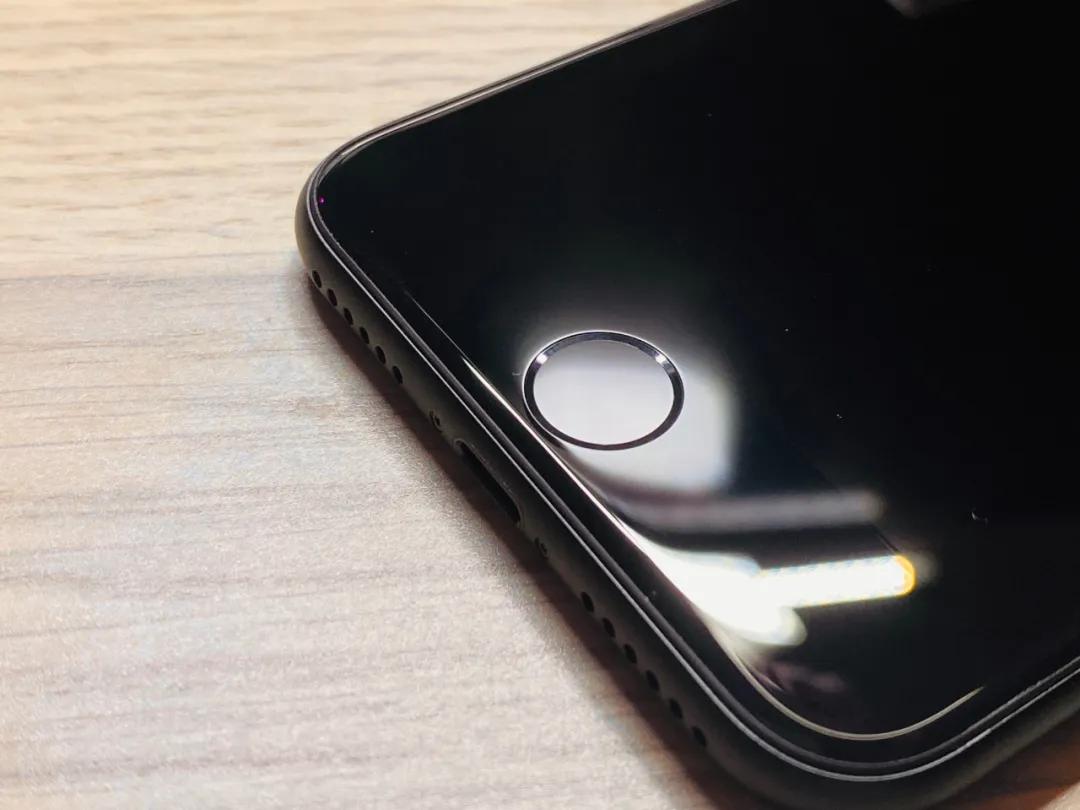 新款iphonese到底适不适合买,iphonese现在值得入手吗