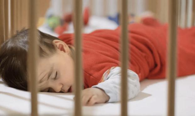 小朋友睡觉要不要枕头,孩子是否需要分床睡