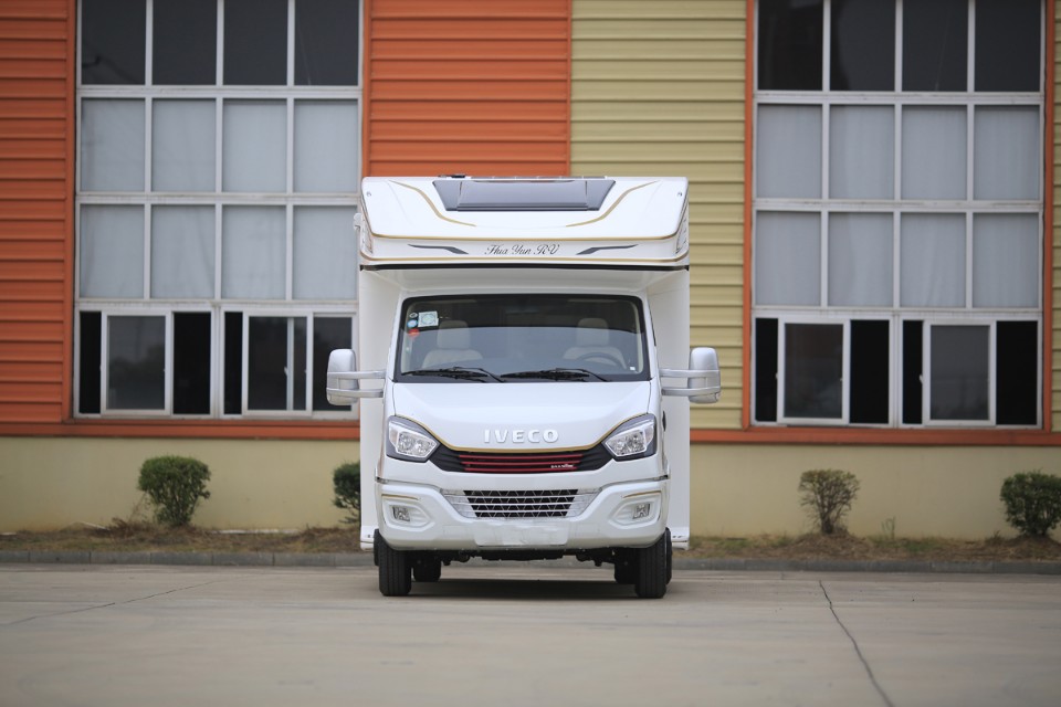 飞翔房车2.2t柴油版小额头房车,花费1w改造小房车